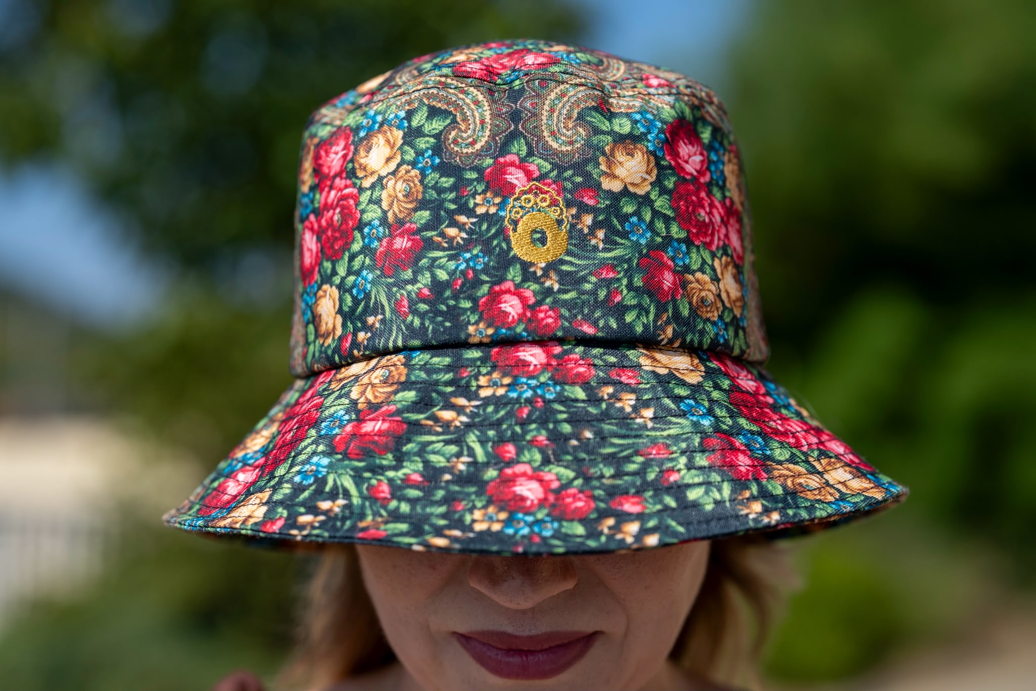 Bucket Hat mit slawischem Blumenprint im Platok-Stil und goldener Ohu-Ela Stickerei